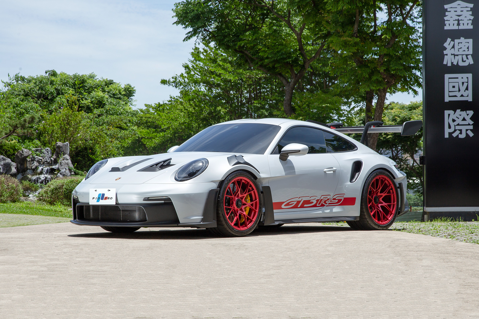 911
