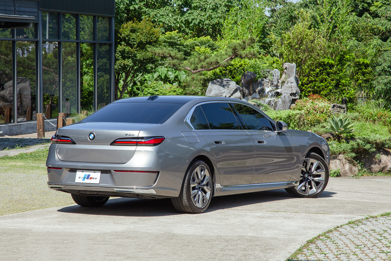 BMW 740i