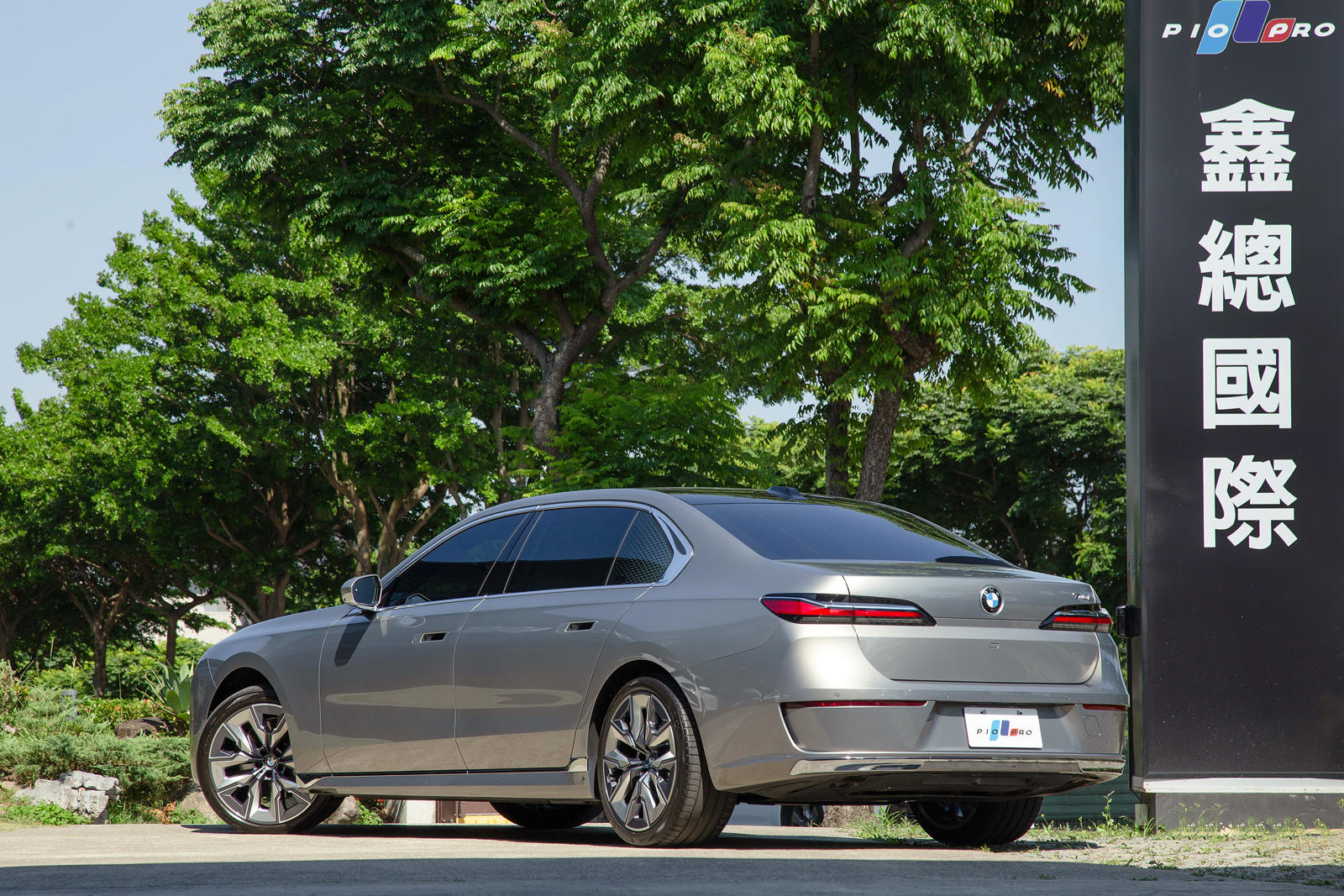 BMW 740i