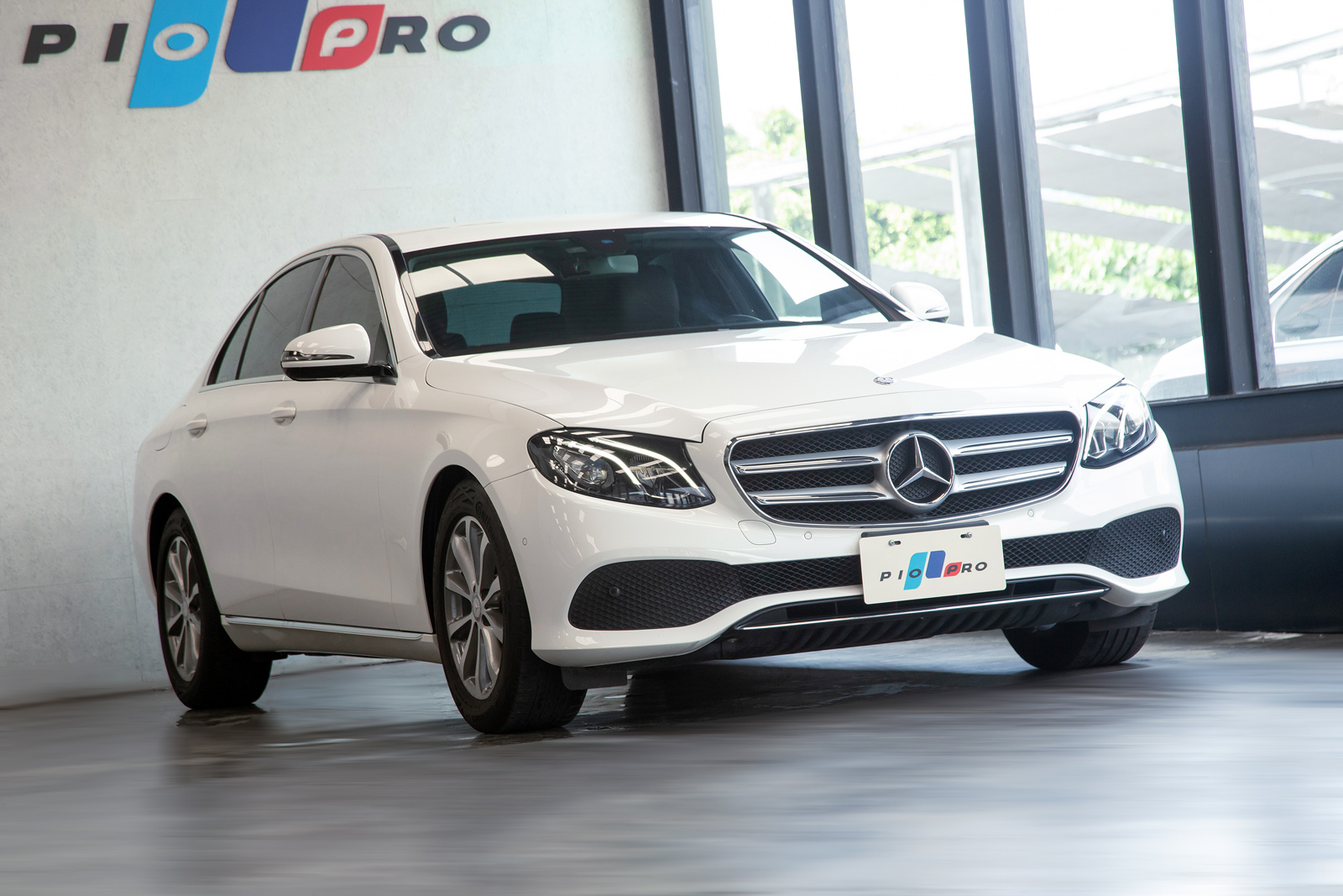 Mercedes-Benz E200