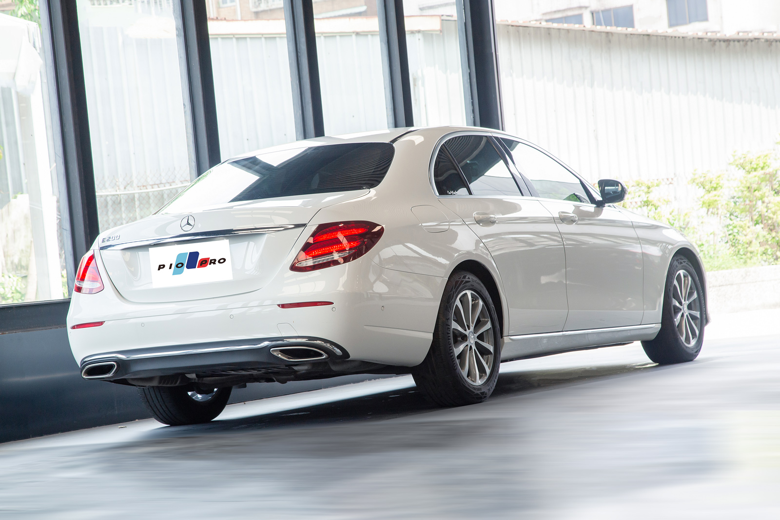 Mercedes-Benz E200
