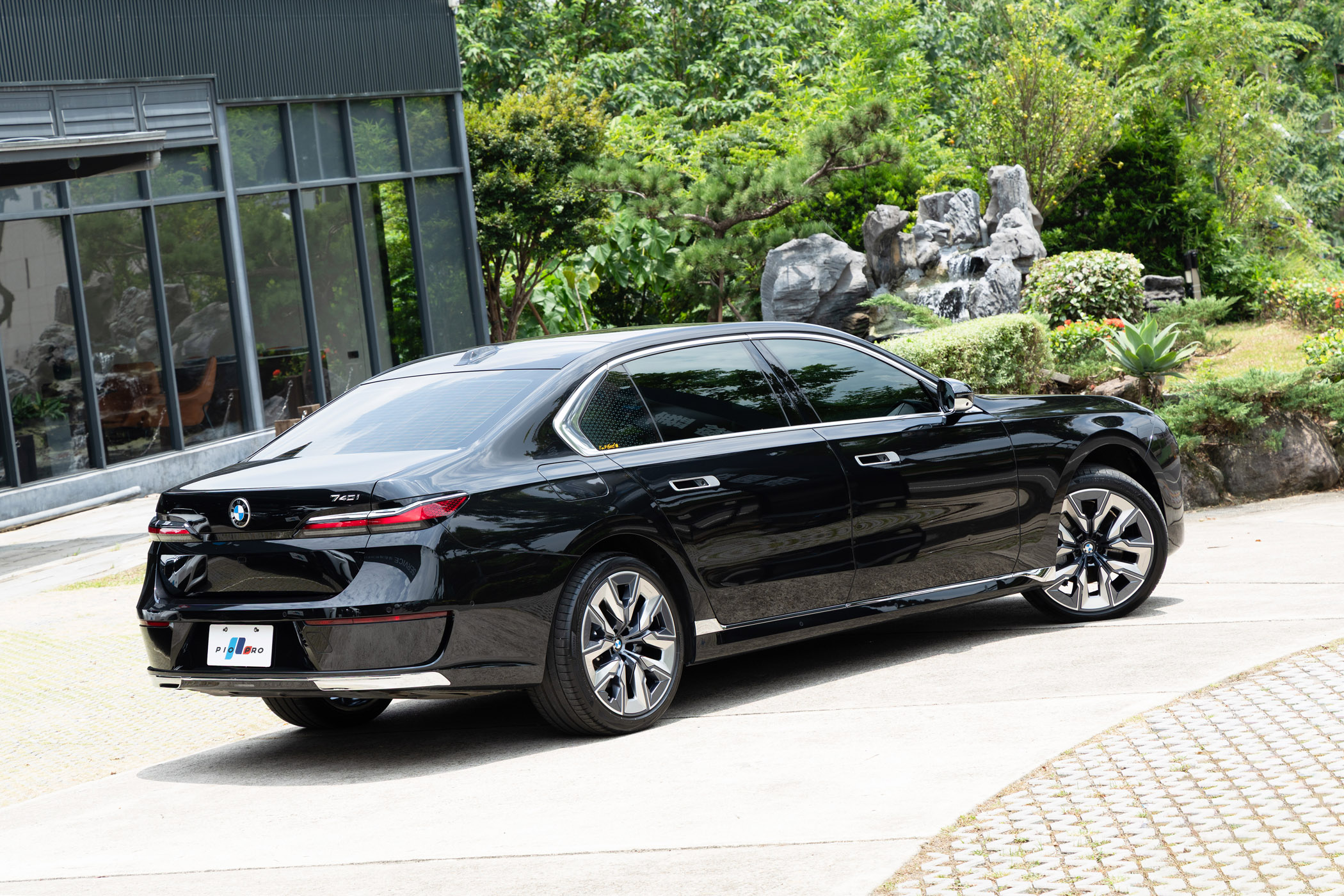 BMW 740i