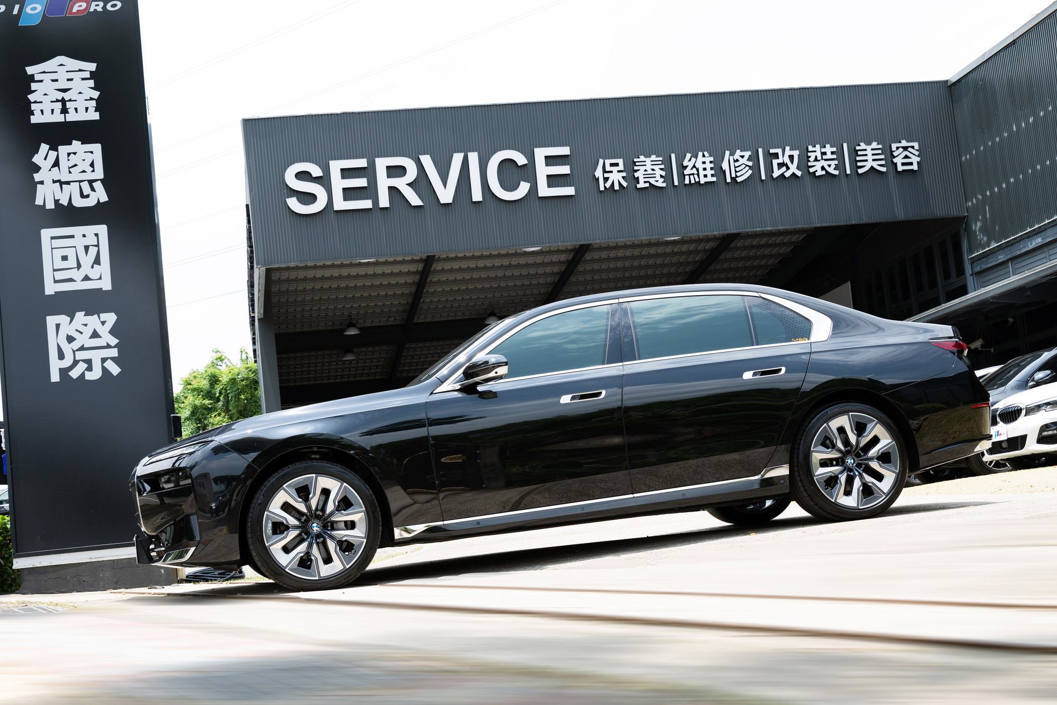 BMW 740i
