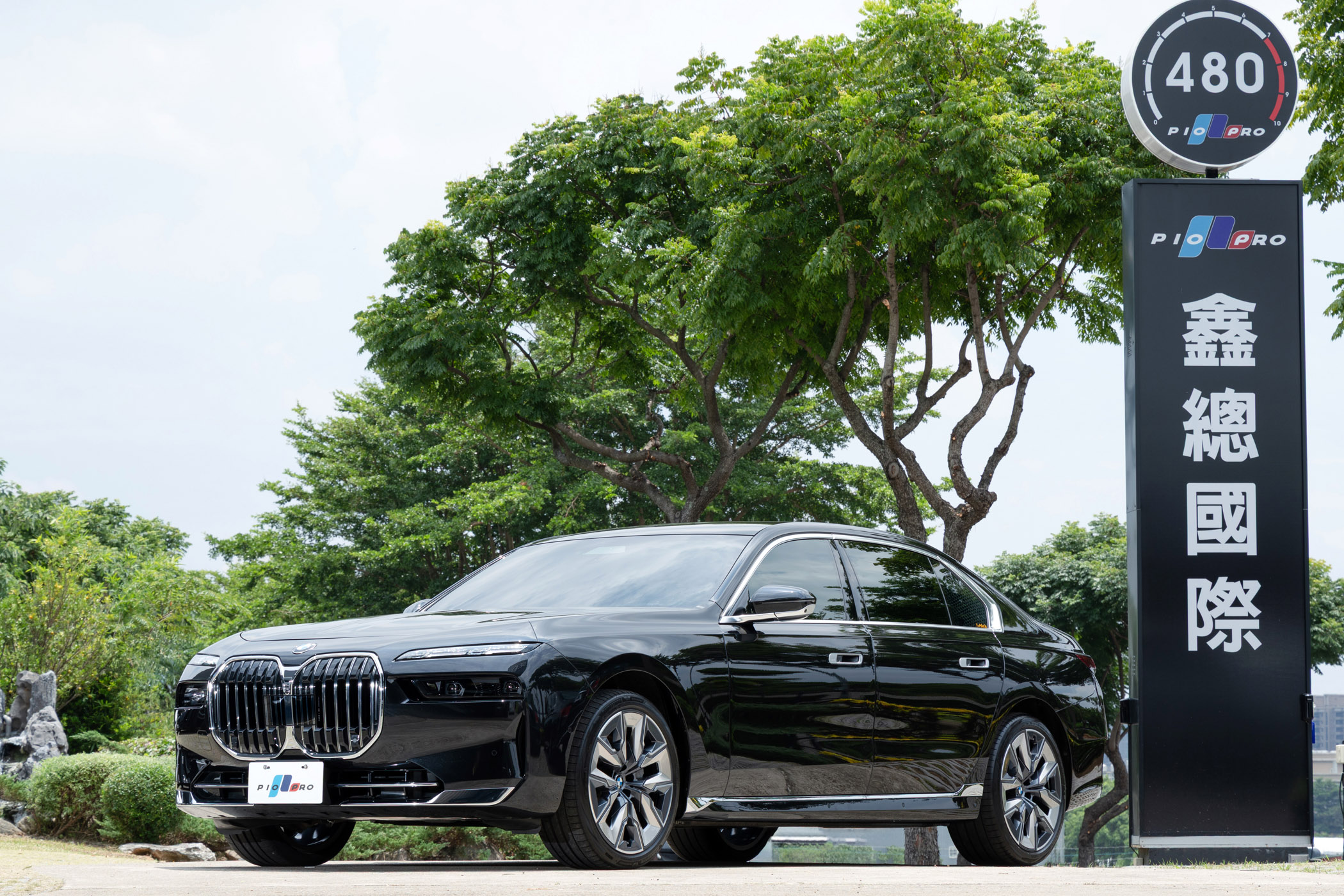 BMW 740i