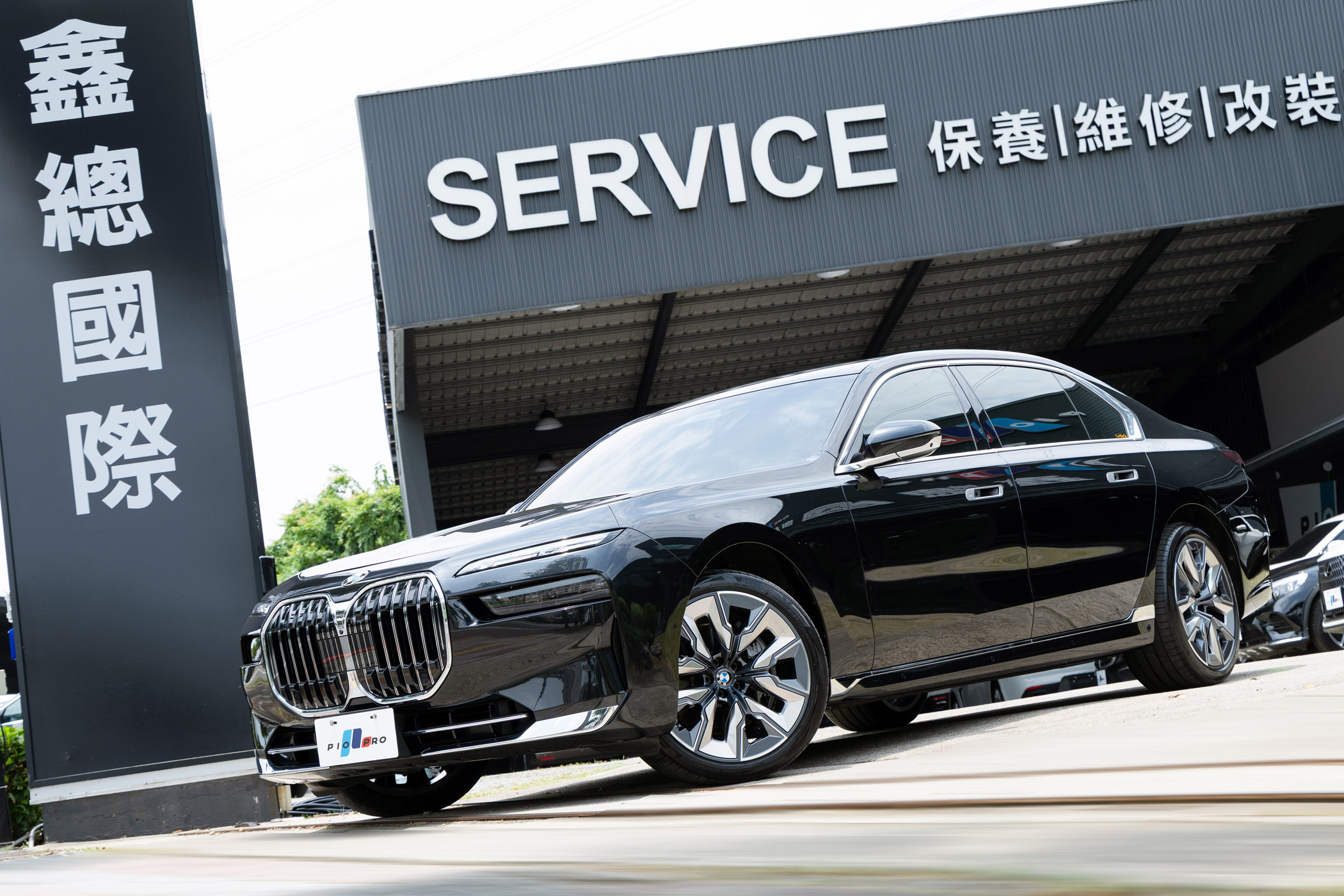 BMW 740i