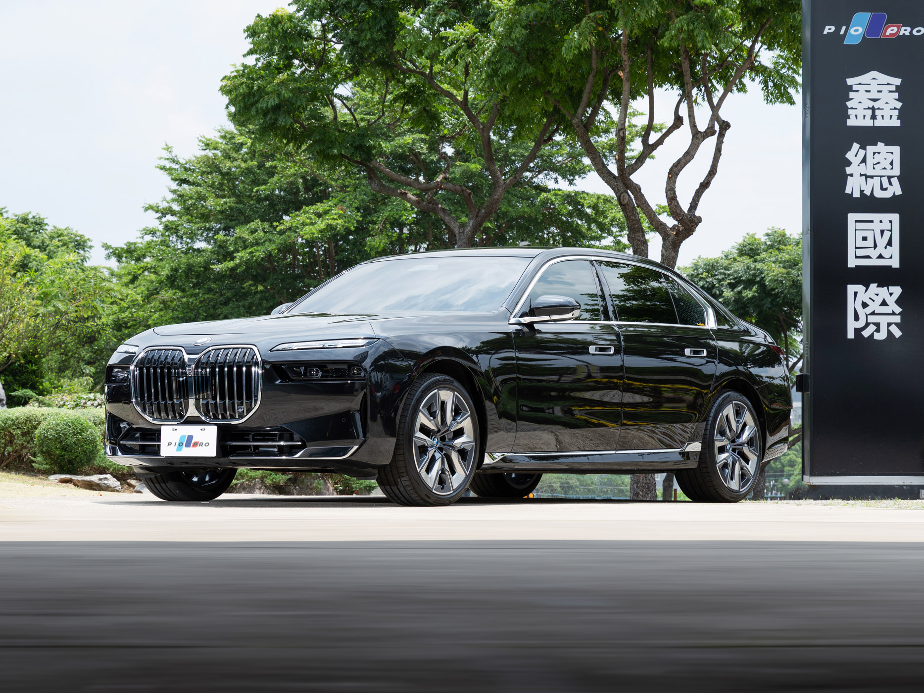 740i