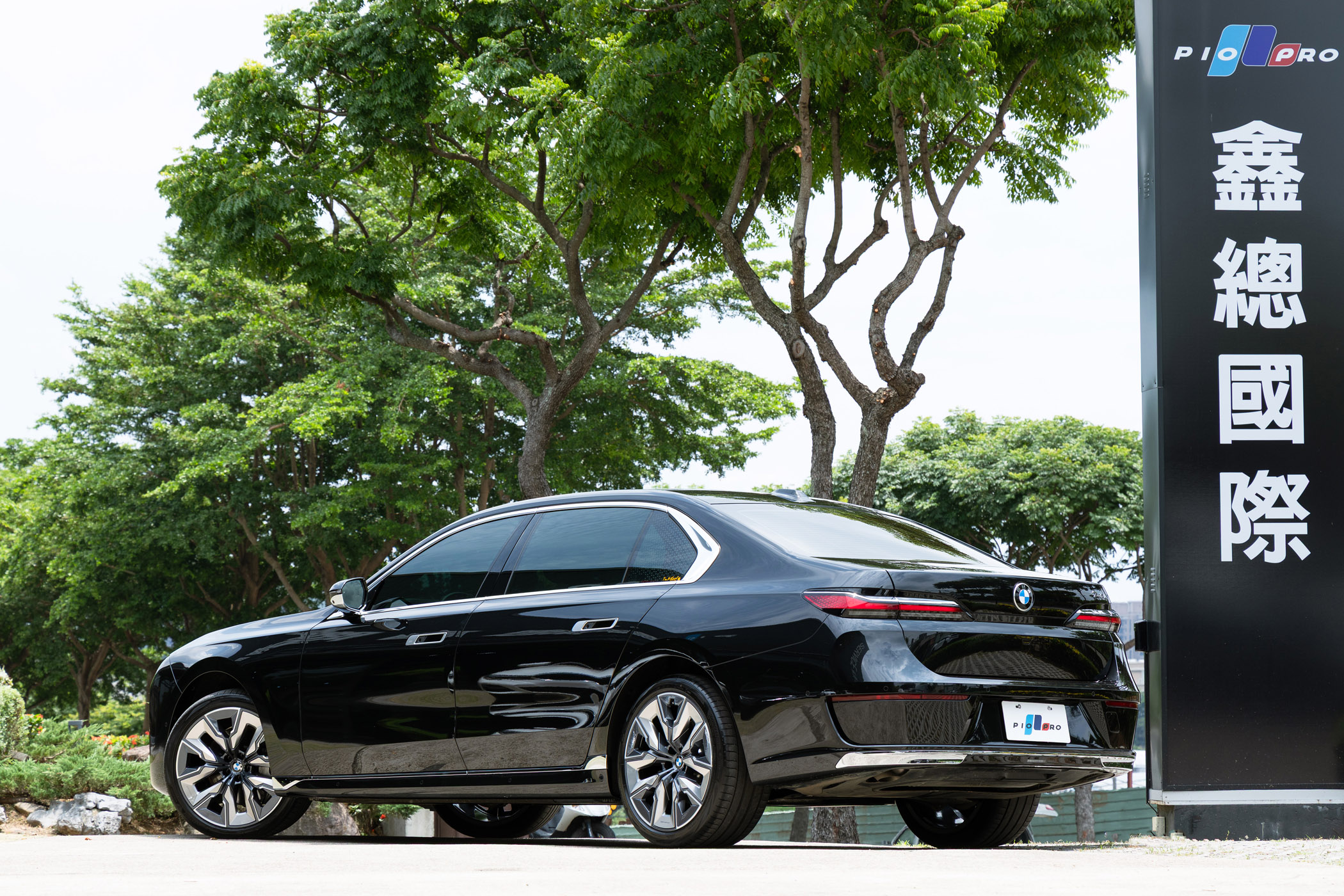BMW 740i
