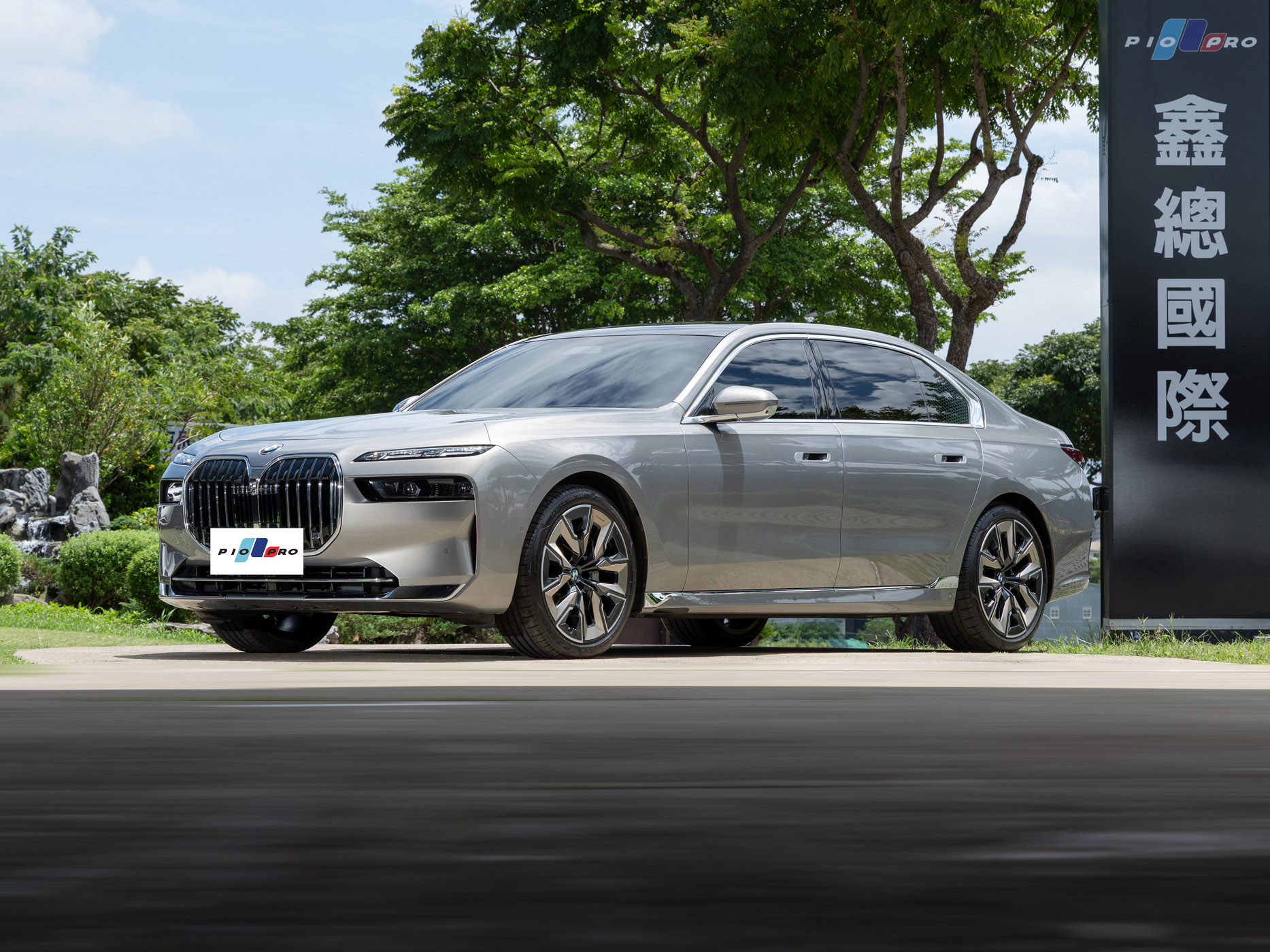 BMW 740i