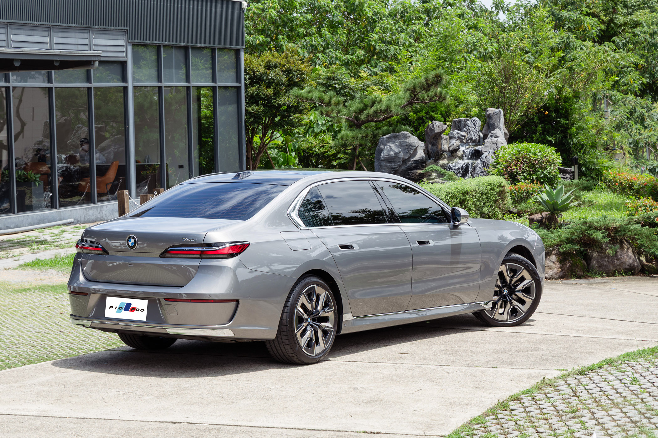 BMW 740i