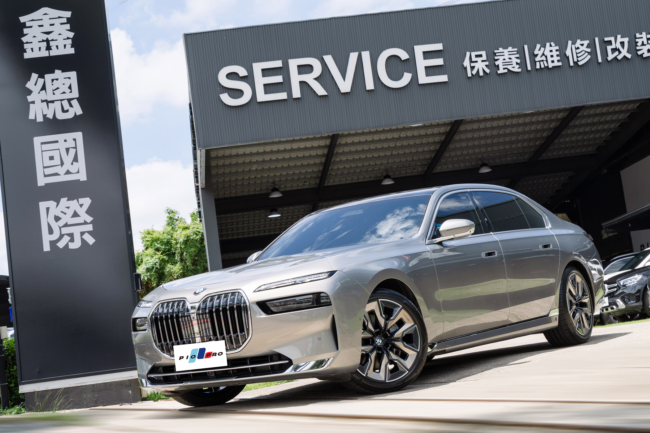 BMW 740i