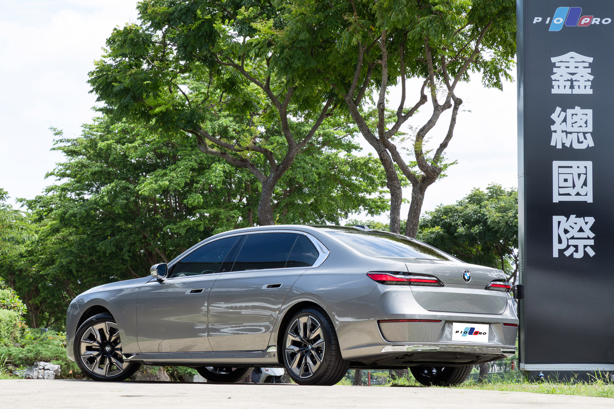 BMW 740i