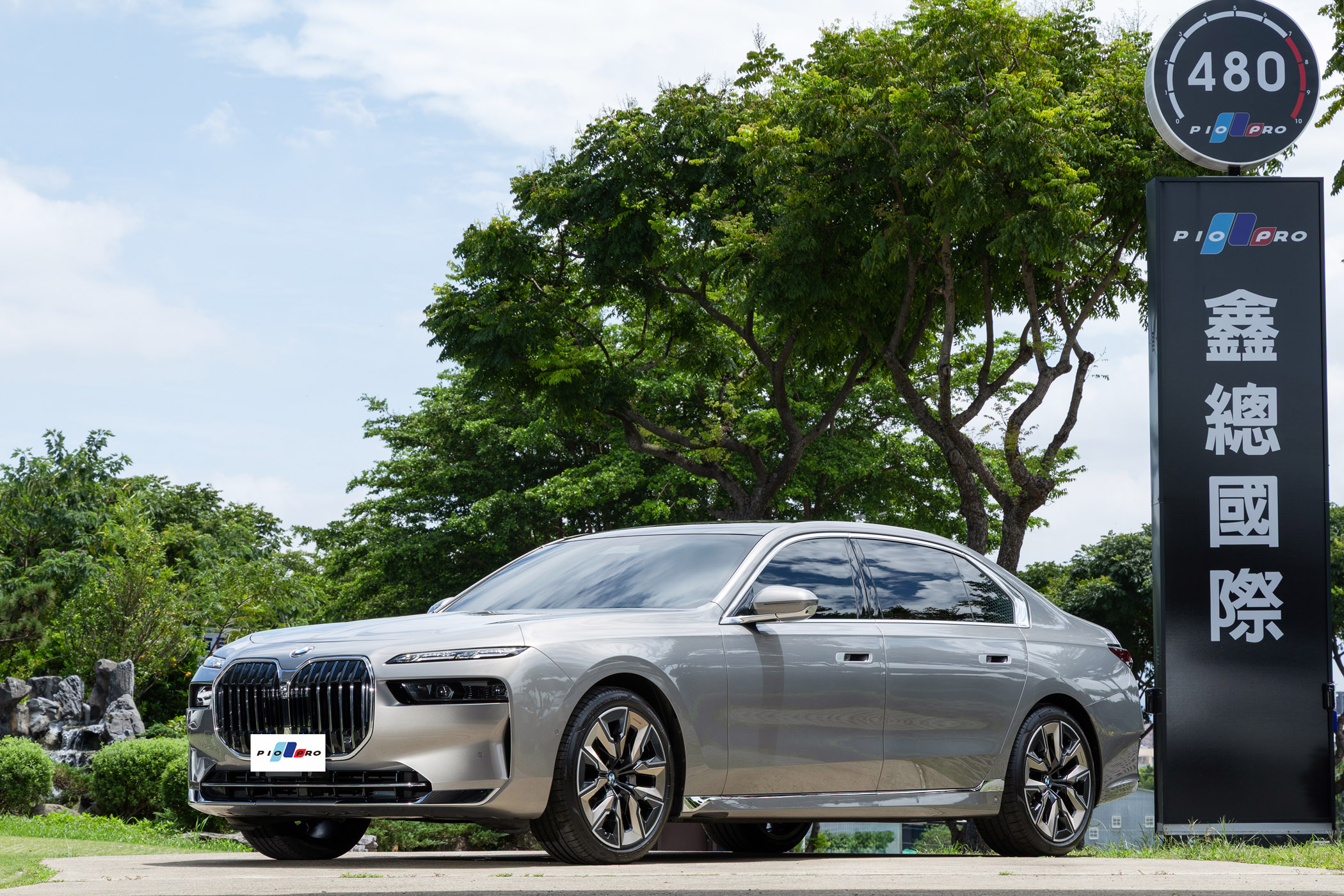 BMW 740i
